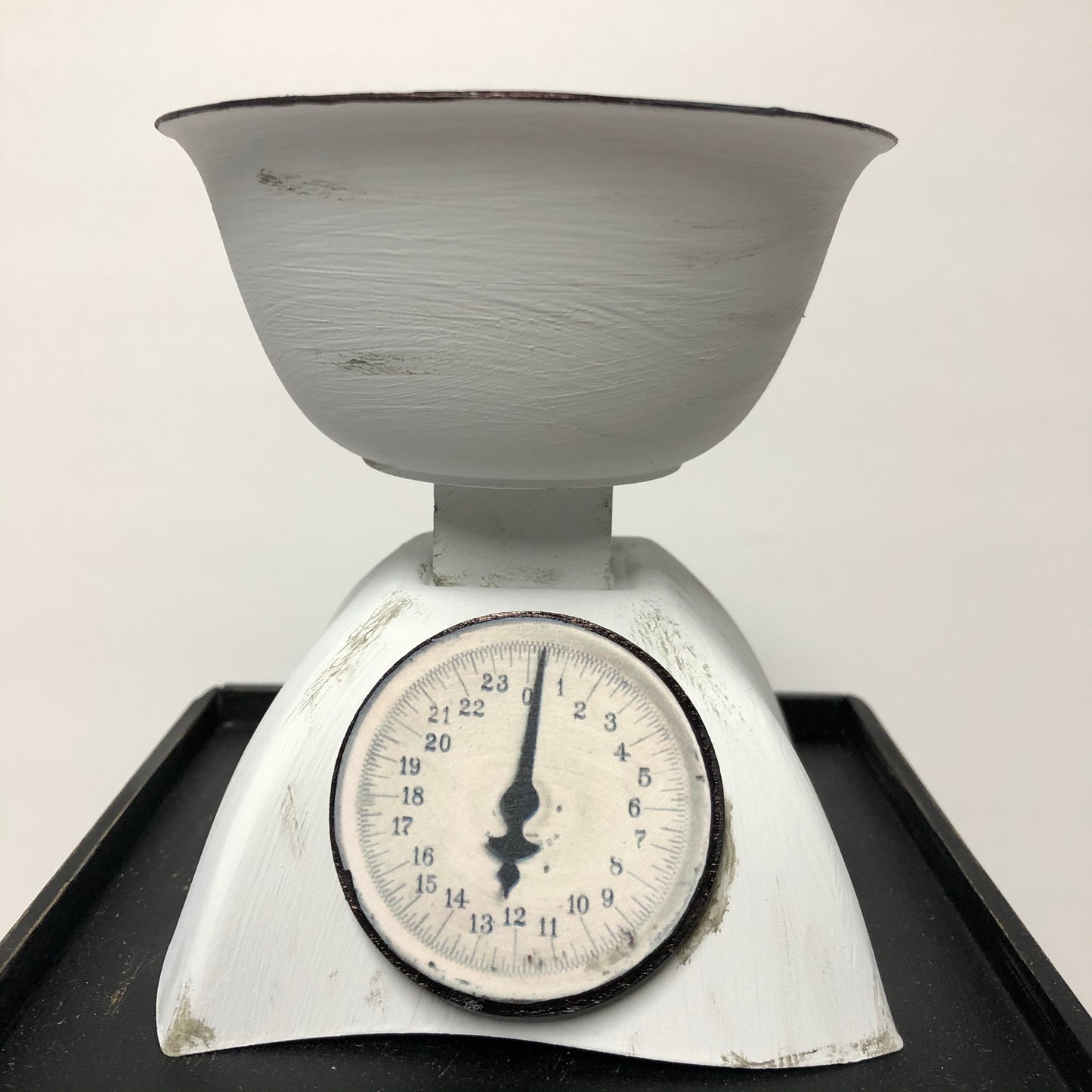 Kitchen Scale (white/gray distressed)